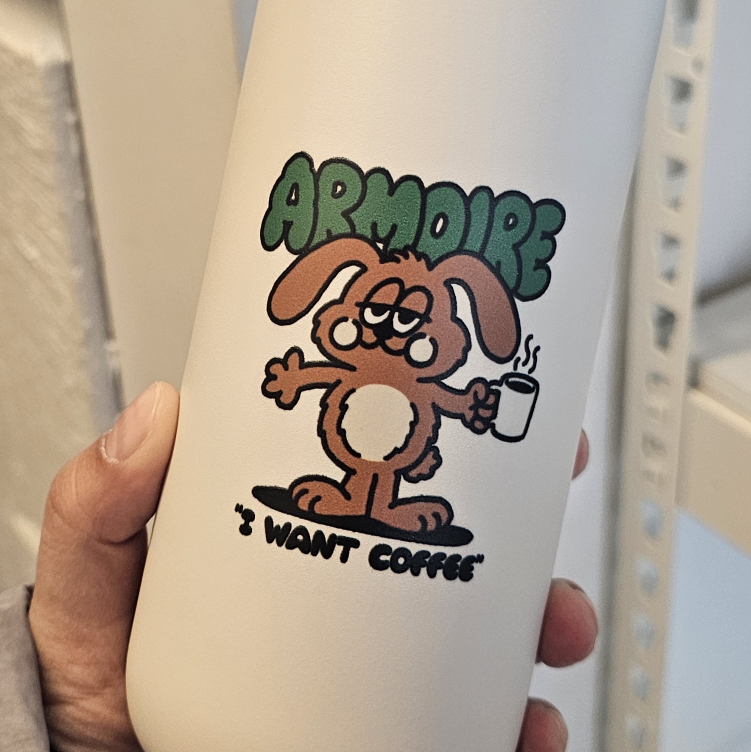 ARMOIRE 衣櫥手拿保溫瓶