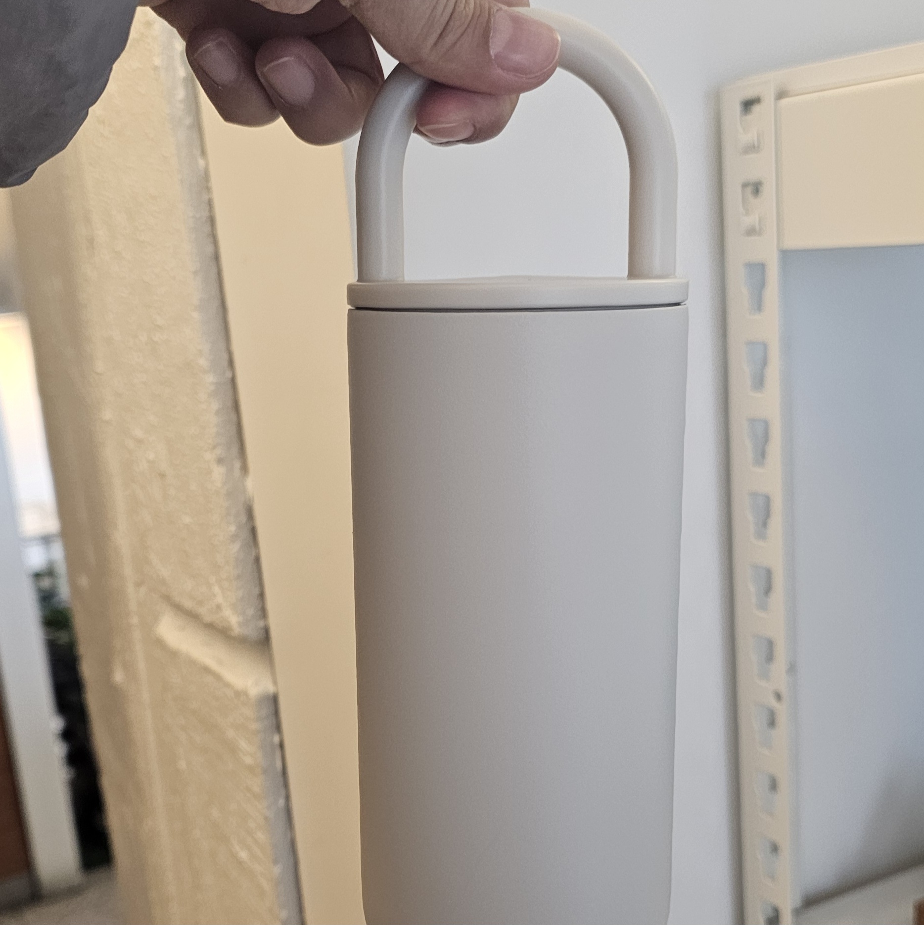 ARMOIRE 衣櫥手拿保溫瓶